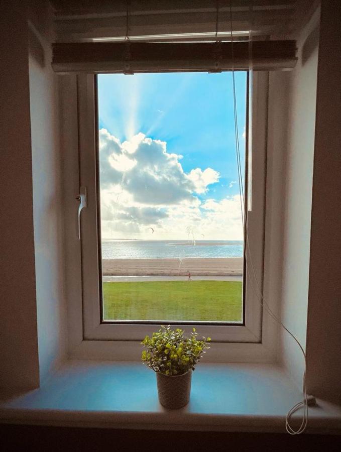 Sea View Apartment At The Beach! Llanelli Esterno foto