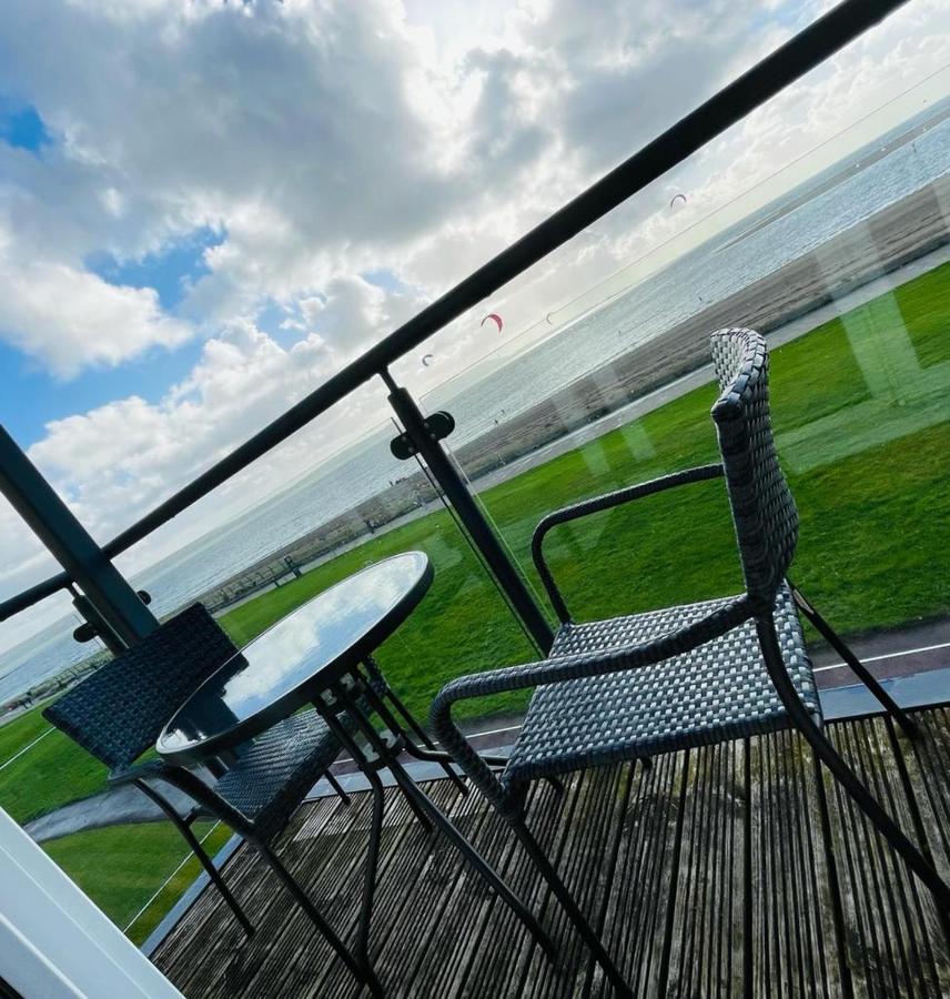Sea View Apartment At The Beach! Llanelli Esterno foto